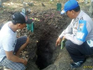 Makam Bu Nyai yang Baru Meninggal Dirusak, Diduga untuk Ilmu Hitam Makam Bu Nyai yang Baru Meninggal Dirusak, Diduga untuk Ilmu Hitam