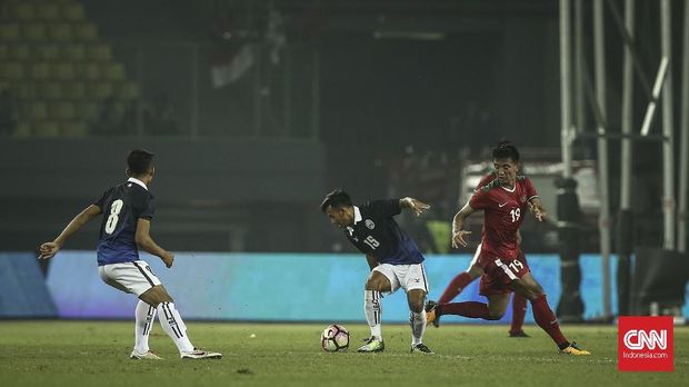 Pesepak bola Timnas Indonesia Bayu Pradana berebut bola saat melawan Timnas Kamboja dalam pertandingan persahabatan di Stadion Patriot Candrabhaga, Bekasi, Jawa Barat, Rabu, 4 September 2017. Indonesia menang 3-1 atas Kamboja. CNN Indonesia/Adhi Wicaksono.