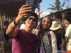 Vlog Susah Sinyal: Ernest Prakasa Gemas dengan Aurora