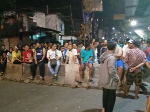 Warga Duri Pulo Jakpus Halangi Petugas yang Hendak Tutup Lintasan KA