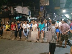 Warga Duri Pulo Jakpus Halangi Petugas yang Hendak Tutup Lintasan KA