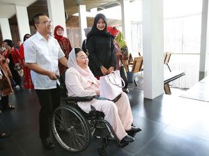 Bupati Anas Ajak Sinta Nuriyah Wahid Keliling Bandara Banyuwangi