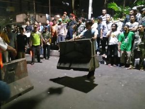 Warga Duri Pulo Bongkar Beton Pembatas Perlintasan Kereta Warga Duri Pulo Bongkar Beton Pembatas Perlintasan Kereta
