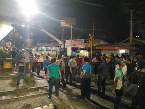 Ditolak Warga Duri Pulo Jakpus, Petugas Tetap akan Tutup Lintasan KA