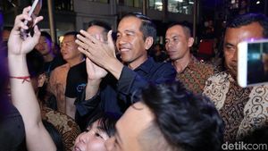 Penampilan Jokowi Nonton Synchronize Fest 2017