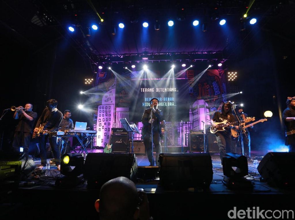 Efek Rumah Kaca Buat Konser untuk Rayakan Mini Album Efek Rumah Kaca Buat Konser untuk Rayakan Mini Album