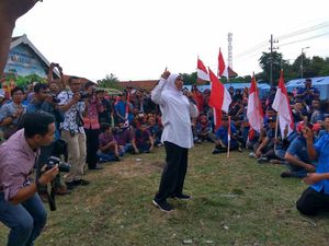 Mensos Khofifah Ajak Karang Taruna ke Taman Makam Pahlawan Mensos Khofifah Ajak Karang Taruna ke Taman Makam Pahlawan