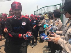 Diberi Permen dan Air Mineral dari Polwan, Massa Buruh Senang