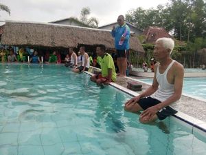 Seru, Para Lansia ini Adu Cepat Lomba Renang