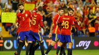 Spanyol sedang mencoba kembali ke masa jayanya. Setelah sempat menguasai dunia dengan menjuarai Piala Dunia 2010 dan Piala Eropa 2008 dan 2012, Spanyol menurun. Di 2014 silam, Spanyol tersingkir di fase grup. Foto: Heino Kalis/Reuters
