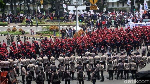 Permen dari Polwan dan Demo Buruh yang Berlangsung Tertib