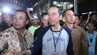 Lepas Jaket, Jokowi Pakai Kaus We The Fest