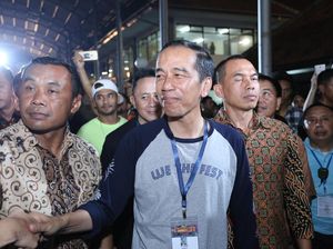 Lepas Jaket, Jokowi Pakai Kaus We The Fest