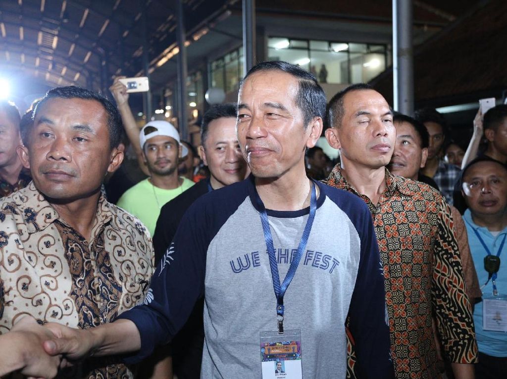 Lepas Jaket, Jokowi Pakai Kaus We The Fest Lepas Jaket, Jokowi Pakai Kaus We The Fest