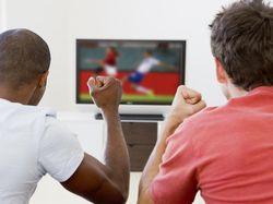 Nonton Bola di TV Sambil Main HP Tidak Disarankan, karena...