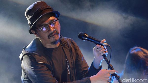 Penampilan Efek Rumah Kaca di Synchronize Fest 2017