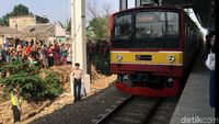 Whuzz, KRL Cikarang Melintas di Stasiun Bekasi Timur