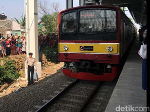 Whuzz, KRL Cikarang Melintas di Stasiun Bekasi Timur