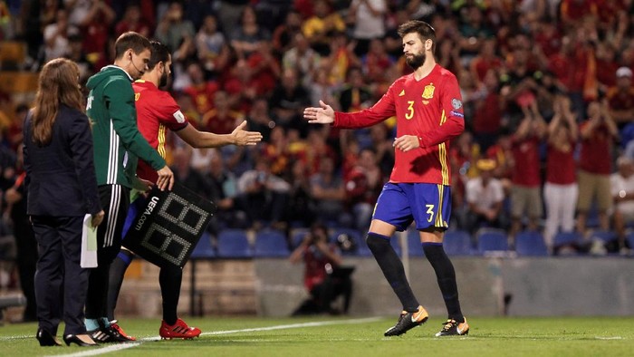 Pique Disoraki, tapi Juga Dapat Tepuk Tangan dari Suporter