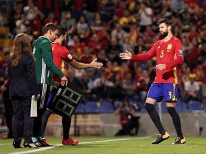 Pique Disoraki, tapi Juga Dapat Tepuk Tangan dari Suporter Pique Disoraki, tapi Juga Dapat Tepuk Tangan dari Suporter