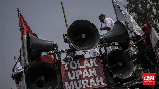 Tuntutan dalam demo Hari Upah Kerja Layak Sedunia, di depan Istana Negara, Jakarta, Sabtu, 7 Oktober 2017.