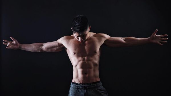 Kekarnya Dennis Hadi, Anak Puspa Dewi yang Sixpack dan Pintar Masak