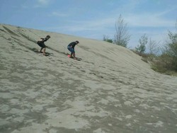 Bisa! Serunya Main Selancar di Atas Pasir