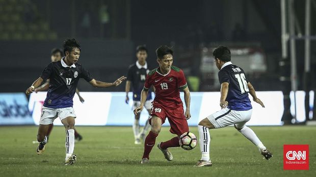 Hanis Saghara nyaris mencetak gol melalui tendangan dari luar kotak penalti. (