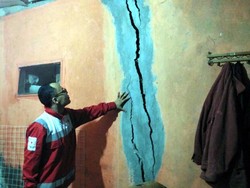 Diguyur Hujan, Rumah Warga di Cisaat Sukabumi Ambrol