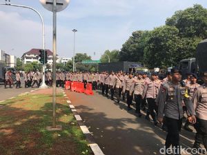 Beda Persiapan Polisi dan Buruh Jelang Demo Hari Layak Upah