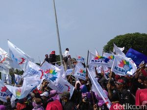 Massa Buruh Joget dan Nyanyi di Sela Demo di Depan Istana