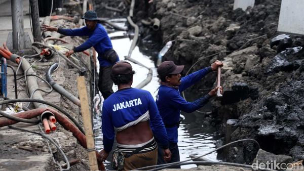 Sering Tersumbat, Saluran Air di Jl. Hayam Wuruk Diganti