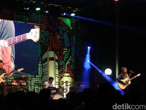 Dialog Dini Hari Tampil Memukau di Synchronize Fest 2017