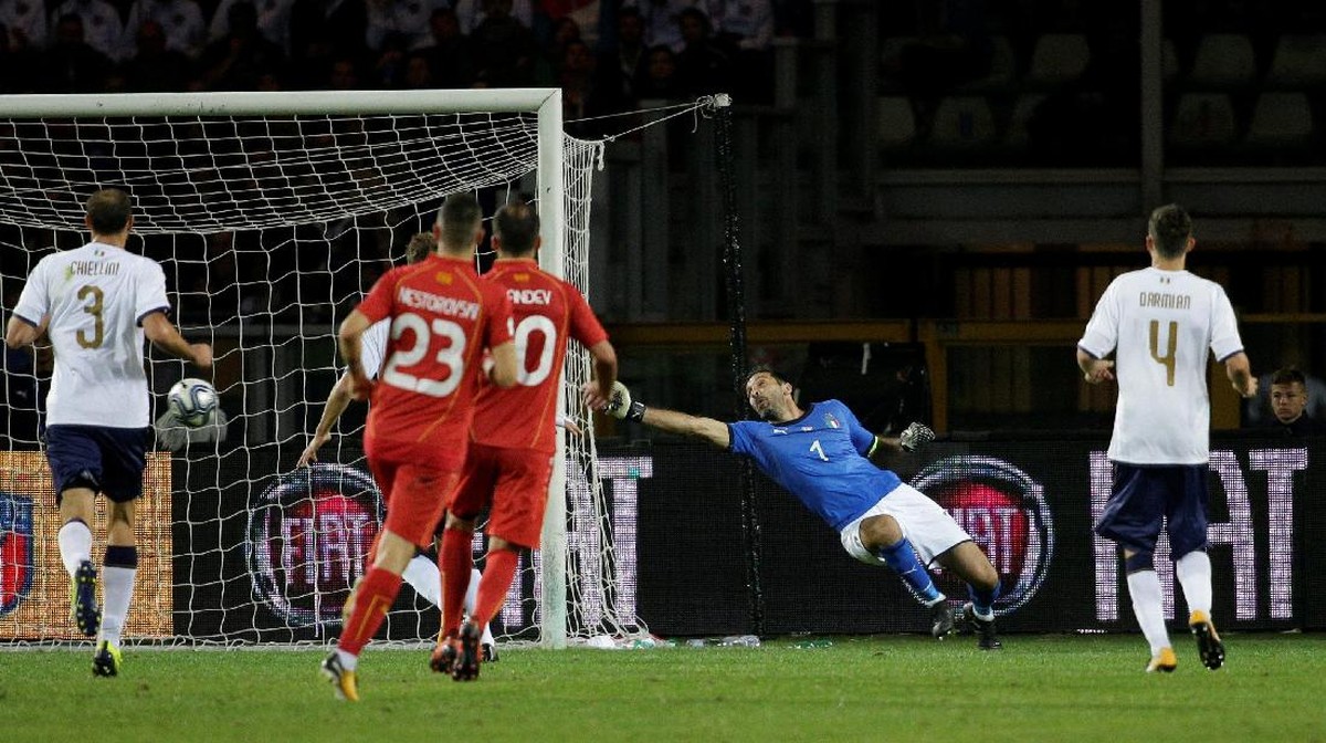 Gawang Gianluigi Buffon dibobol oleh Aleksandar Trajkovski (Max Rossi/Reuters)