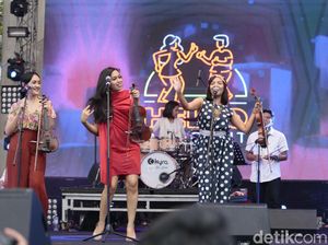 Hello Dangdut Ajak Penonton Dangdutan Sore-sore di Synchronize Fest