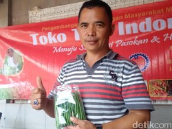 Ulus Pirmawan Dongkrak Kesejahteraan Petani di Kampungnya