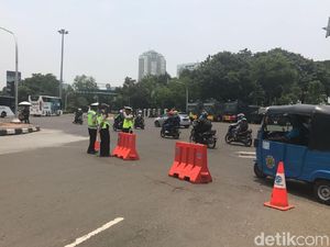 Ada Aksi Buruh di Depan Istana, Jalan Medan Merdeka Barat Ditutup