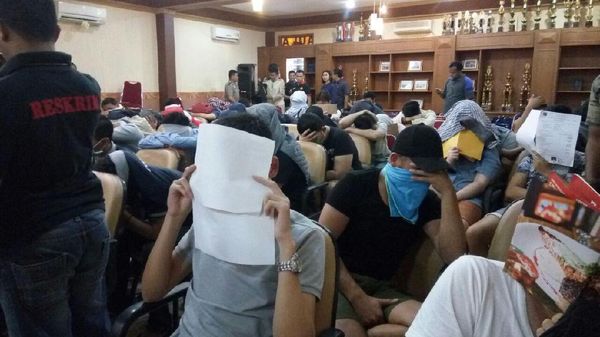 Foto: 51 Pria Diduga Gay Diamankan Polisi dari Tempat Sauna