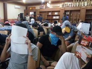 Foto: 51 Pria Diduga Gay Diamankan Polisi dari Tempat Sauna Foto: 51 Pria Diduga Gay Diamankan Polisi dari Tempat Sauna