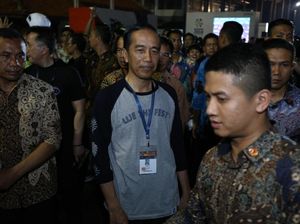 Jokowi Beli Kaos Merchandise Tur Eropa Burgerkill Jokowi Beli Kaos Merchandise Tur Eropa Burgerkill