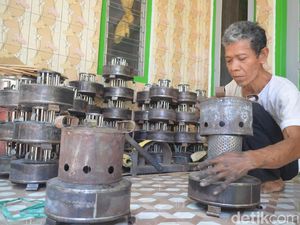 Raji Masih Eksis Produksi Kompor Minyak di Cirebon