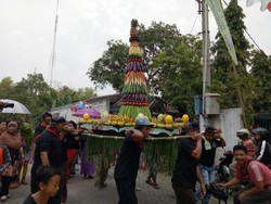 Sedekah Bumi di Surabaya, Warga Berebut Gunungan