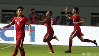 Di menit ke-18, Indonesia mendapat kans pertama bikin gol lewat Luthfi Kamal tapi sepakan jarak jauhnya bisa diamankan kiper lawan Suthipong Pisanbub.