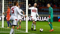 Belanda lengah hingga gawangnya dibobol oleh Maksim Volodko pada menit ke-55. Tendangannya dari dalam kotak penalti gagal diantisipasi oleh Jasper Cillessen. (Foto: Vasily Fedosenko/Reuters)