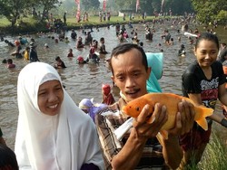 Serunya Tangkap Ikan untuk Syukuri Panen Raya di Mojokerto