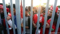 Pada pertandingan laga persahabatan ini sedikitnya menyedot perhatian warga Bekasi dan sekitarnya sebanyak 20 ribu penonton.
