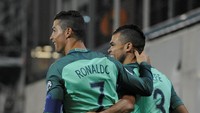 Sama-sama orang Portugal, Ronaldo dan Pepe pun bahu-membahu di timnas. Foto: Vincent West/Reuters