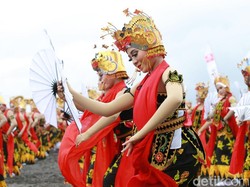 Saat Bupati Anas Menangis Haru Menonton Tarian Gandrung Sewu