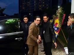 Lucunya Engku Emran Foto Bareng Omesh, Mirip Nggak Sih?