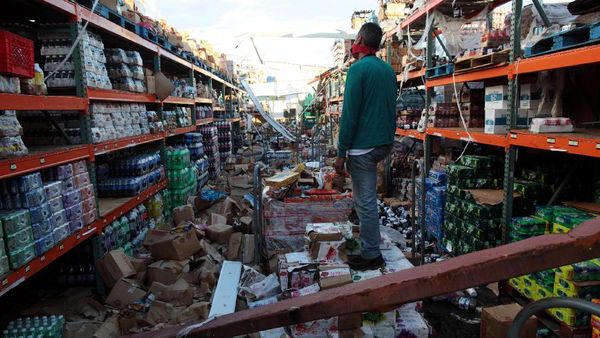 Berbelanja di Reruntuhan Puing Supermarket Puerto Rico